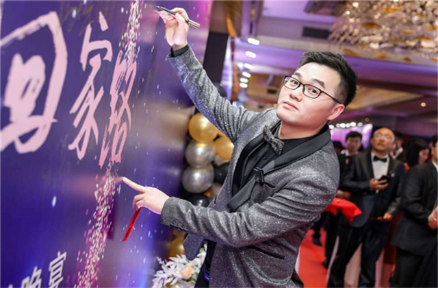 【高光“疫”事】勇敢逆行的特殊“网约车”——彩虹多多90后，用信念打通生命运输线