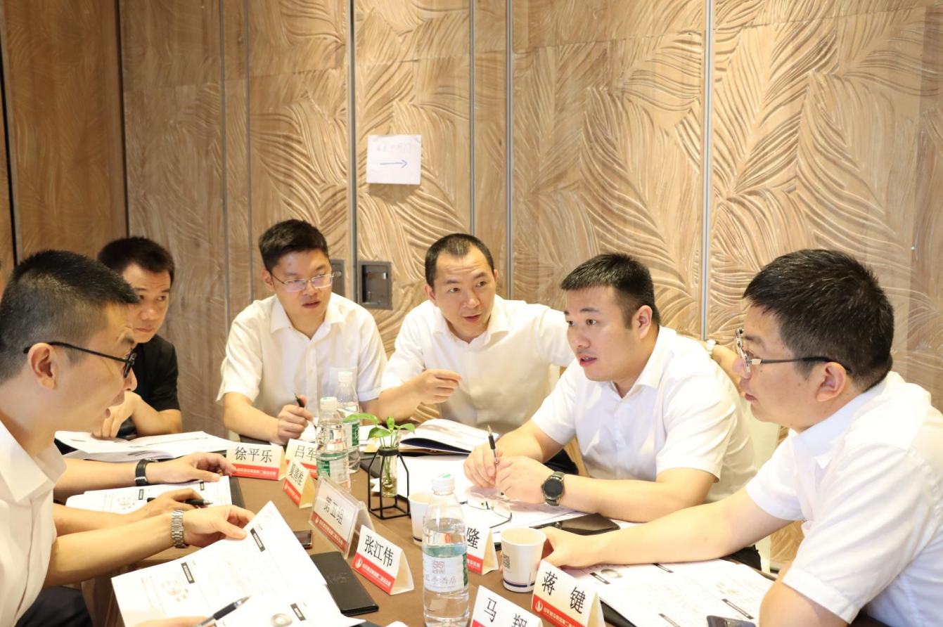 2021年6月25日-26日，彩虹多多二建组织开展了2021年中高层主管执行力培训。本次培训特邀清华、北大、上海交大总裁班讲师，中国企业家协会特聘高级讲师许晋老师进行授课。